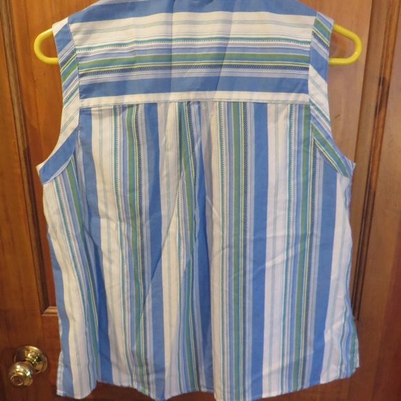 Super Cute Button Down Sleeveless Button Down Top - Picture 3 of 3